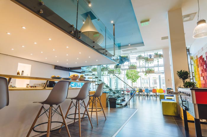 旅游門戶網(wǎng)辦公室一樓大廳裝修設(shè)計案例效果圖