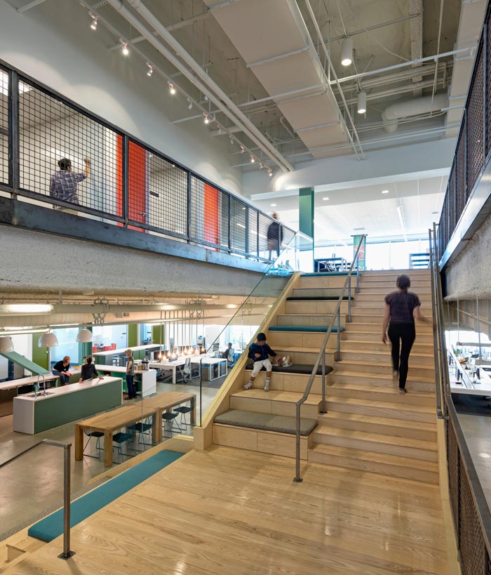 APP開發(fā)公司辦公室樓梯區(qū)域裝修設(shè)計(jì)案例效果圖