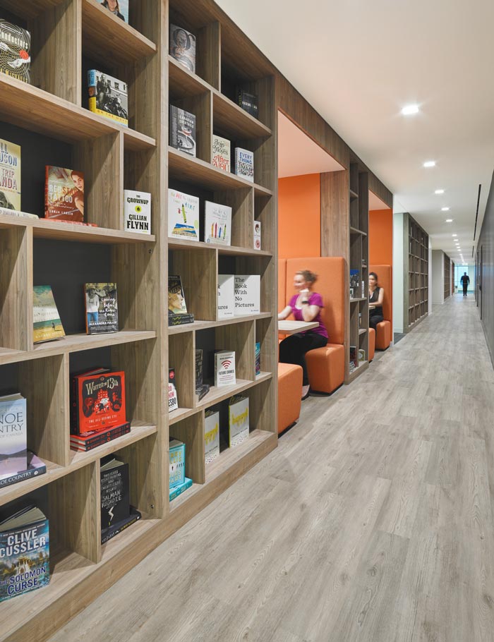 書屋工作室過道展示區(qū)域裝修設(shè)計(jì)案例效果圖