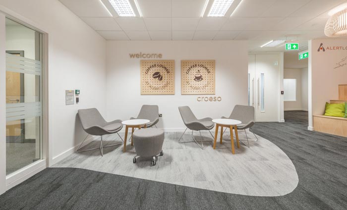 服飾公司辦公室接待區(qū)域裝修設(shè)計案例效果圖