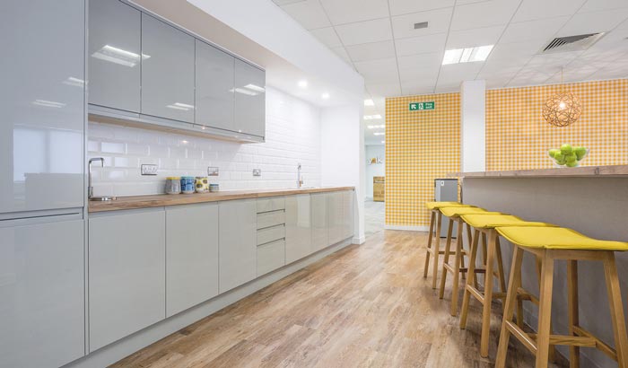 招聘服務(wù)公司辦公室茶水間裝修設(shè)計案例效果圖