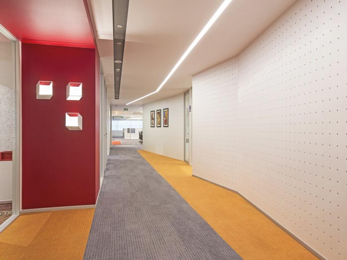 大數(shù)據(jù)服務(wù)商辦公室過(guò)道裝修設(shè)計(jì)案例效果圖