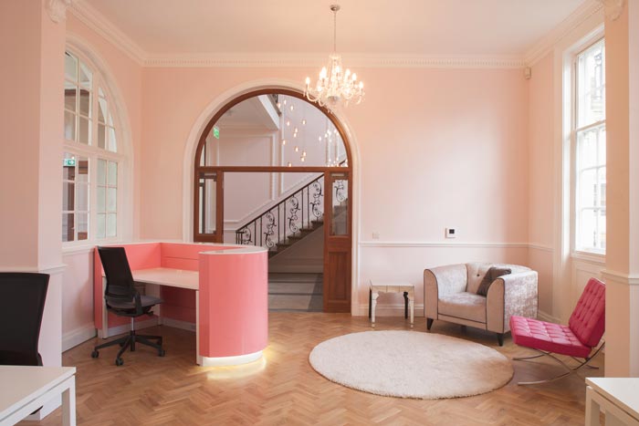 化妝品公司辦公室前臺裝修設(shè)計案例效果圖