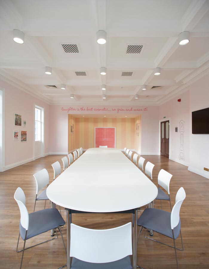 化妝品公司辦公室會議室裝修設(shè)計案例效果圖