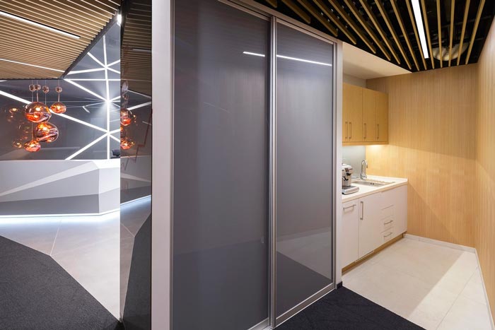 現(xiàn)代簡(jiǎn)約風(fēng)格辦公室前臺(tái)茶水間裝修設(shè)計(jì)案例效果圖