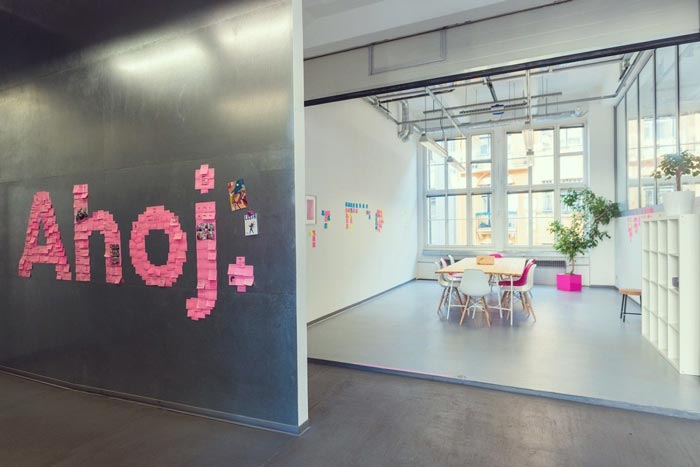 550平方辦公室進門區(qū)裝修設(shè)計實景圖