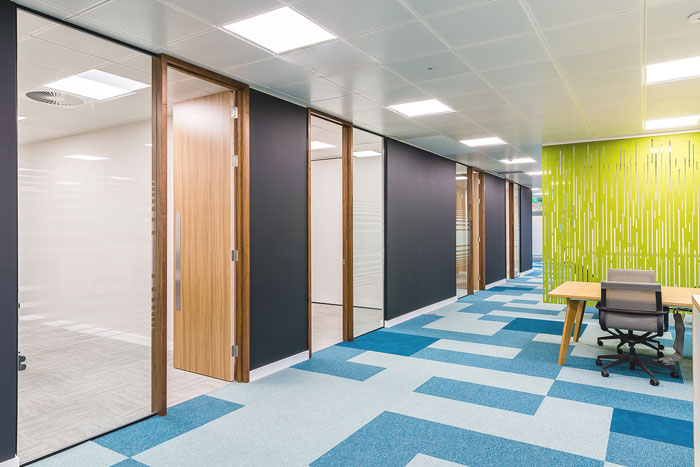 科技公司現(xiàn)代簡約辦公室動線裝修設(shè)計(jì)案例效果圖