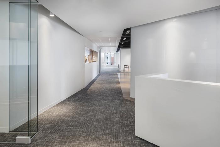 風(fēng)險(xiǎn)投資公司辦公室過(guò)道裝修設(shè)計(jì)效果圖