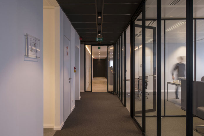 P2P金融公司辦公室過道裝修設(shè)計(jì)效果圖