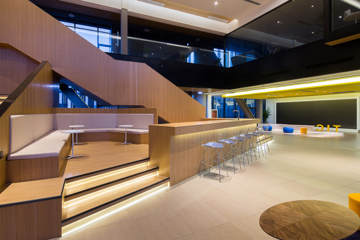 創(chuàng)客辦公吧臺(tái)內(nèi)部裝修設(shè)計(jì)效果圖