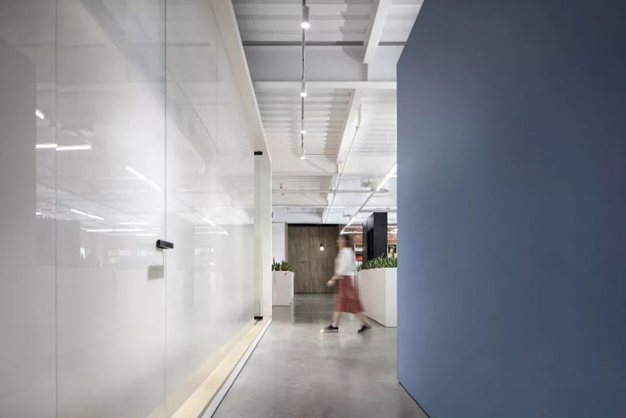 1300平方辦公室走廊裝修設(shè)計(jì)效果圖