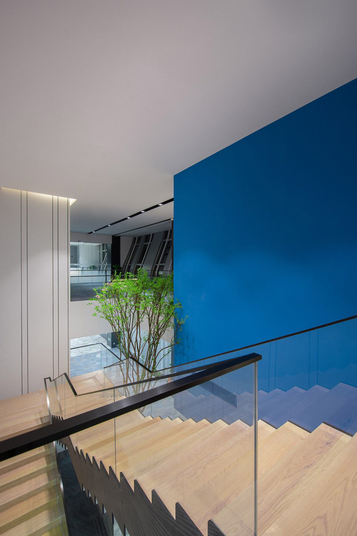 總部辦公樓樓梯裝修效果圖