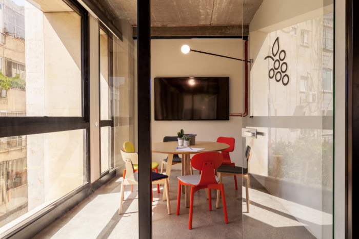 綠色辦公室接待區(qū)設(shè)計效果圖